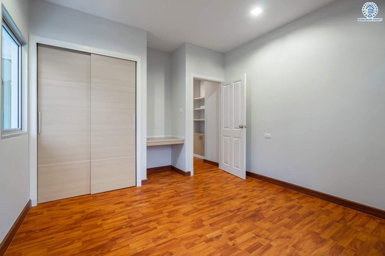 บ้านมือสองตกแต่งใหม่ ม.วิลล่าการ์เด้น1 รัตนาธิเบศร์ หลังมุม เนื้อที่ 64.1 ตร.ว. ฟังก์ชัน 4 ห้องนอน 3 ห้องน้ำ 2 ที่จอดรถ บนทำเลเดินทางสะดวก เชื่อมต่อถนนรัตนาธิเบศร์, ถนนราชพฤกษ์, ถนนกาญจนาภิษก ใกล้เซ็นทรัลเวสต์เกต รถไฟฟ้าสายสีม่วง "สถานีบางพลู" และ ทางด่วน "กาญจนาภิเษก"